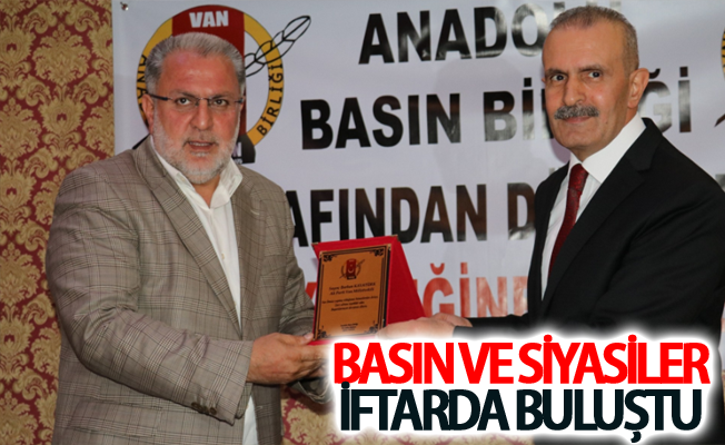 Basın ve siyasiler iftarda buluştu