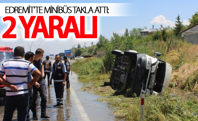 Van Edremit'te minibüs takla attı: 2 yaralı