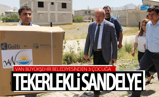 Van Büyükşehir Belediyesinden 3 çocuğa tekerlekli sandelye