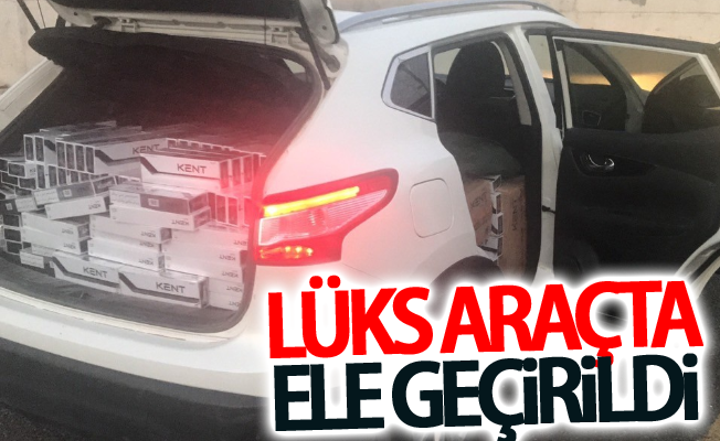 lüks bir araçta yapılan aramada binlerce paket kaçak sigara ele geçirildi