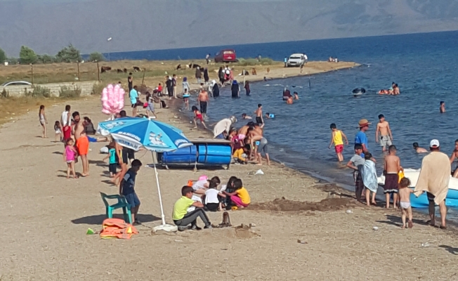 Sıcaktan bunalanlar kendini Van Gölü’nün serin sularına bırakıyor