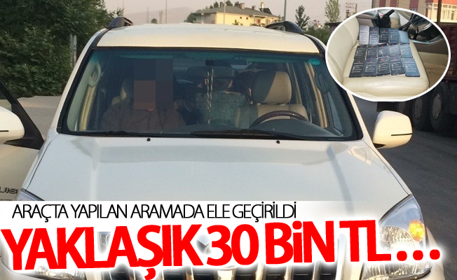 Araçta yapılan aramada, yaklaşık 30 bin TL'lik kaçak cep telefonu ele geçirildi