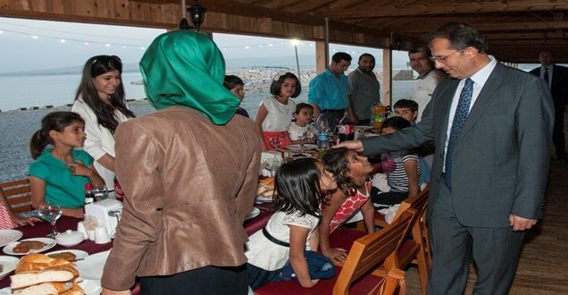Vali Taşyapan, Çocuklarla Birlikte İftarını Açtı