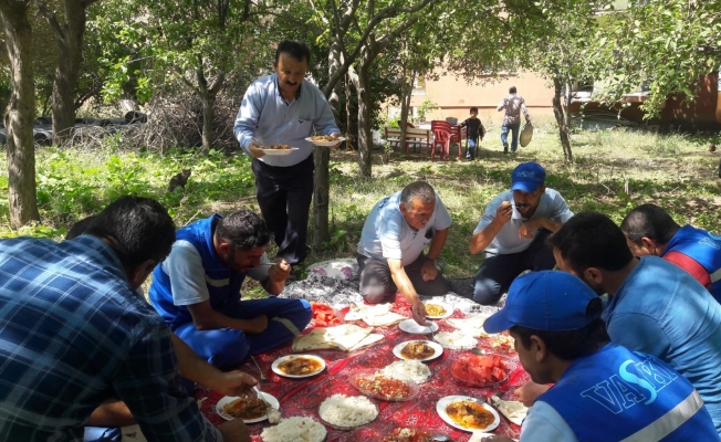 Muhtardan VASKİ personeline ikramlı teşekkür