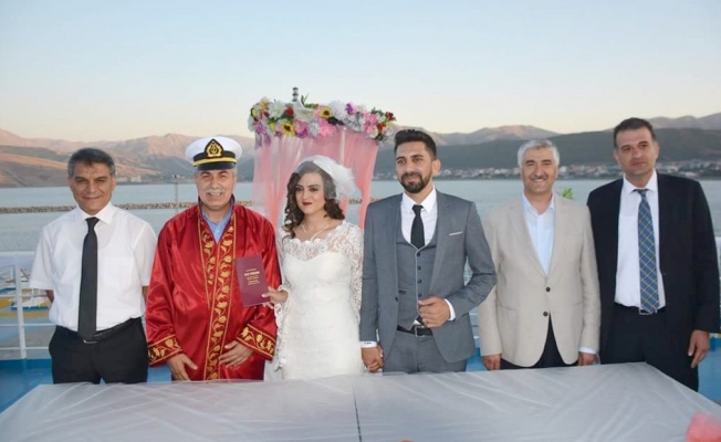 Türkiye'nin en büyük gölü ve feribotunda nikah töreni yapıldı