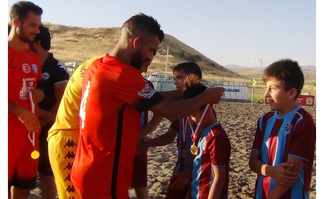 Erciş Belediyespor Plaj Futbol Takımı madalyalarını miniklere armağan etti