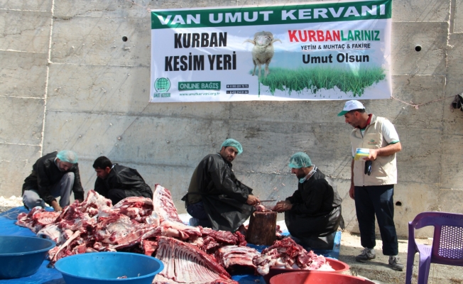 Umut Kervanı’ndan bin aileye kurban eti