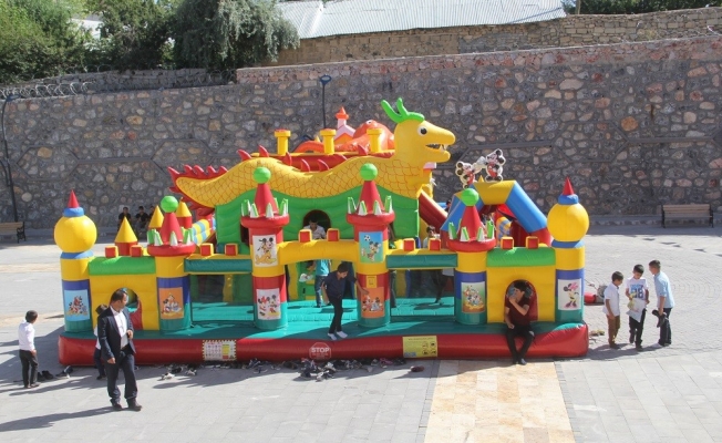 Başkale'de çocuklar için şişme oyun parkı kuruldu