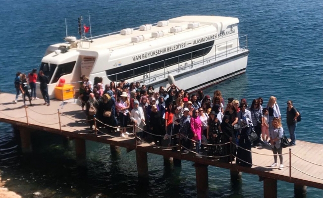 Van Büyükşehir Belediyesinin kadın personelleri adayı gezdi