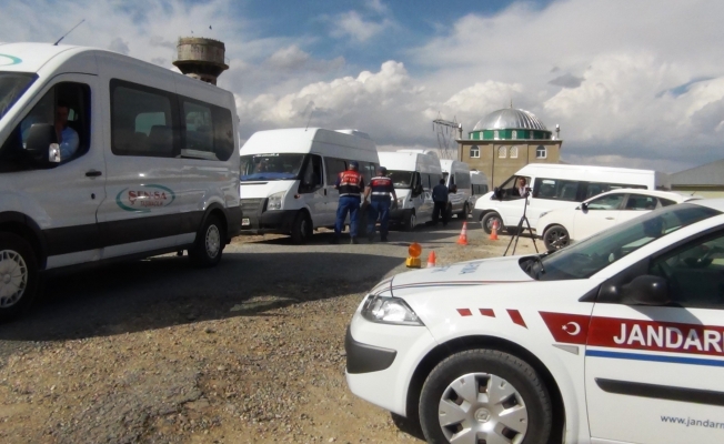 Erciş’te Jandarma trafik timlerinden öğrenci taşıyan servis araçlarına sıkı denetim