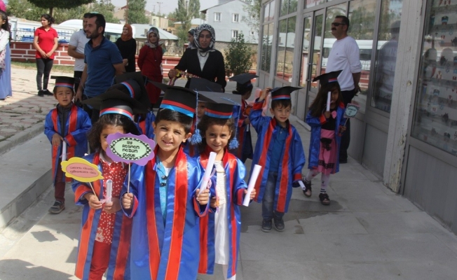 Başkale'de eğitim gören 5 yaş grubu çocuklar mezun oldu.