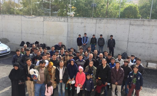 Gevaş’da 56 kaçak göçmen yakalandı