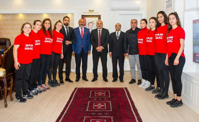 Kadın basketbolculardan Vali Zorluoğlu’na ziyaret