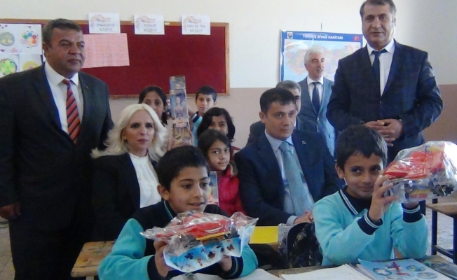 Genel Başkan Algın, Erciş’te çocukları sevindirdi