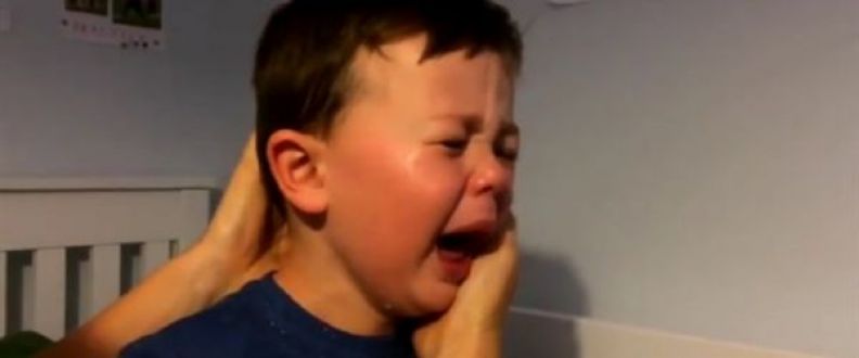 Robin Van Persienin satılıcağını duyunca ağlayan çocuk sosyal medyayı salladı!