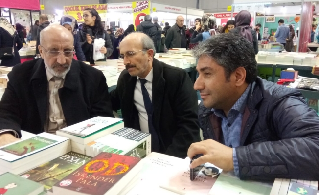 Yazar Abdurrahman Dilipak, kitap fuarında imza gününe katıldı