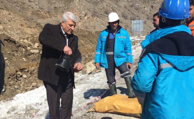 Dondurucu soğukta çalışan işçilere müdürden çay servisi