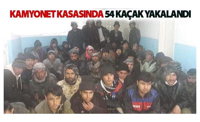 Kamyonet kasasında 54 kaçak yakalandı