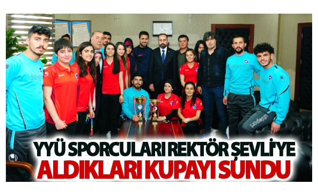 YYÜ Sporcuları Rektör Şevli'ye Aldıkları Kupayı Sundu