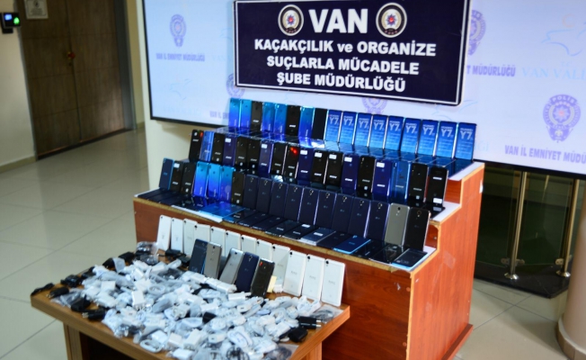 Van’da 250 bin TL değerinde kaçak telefon ve aksesuarı ele geçirildi