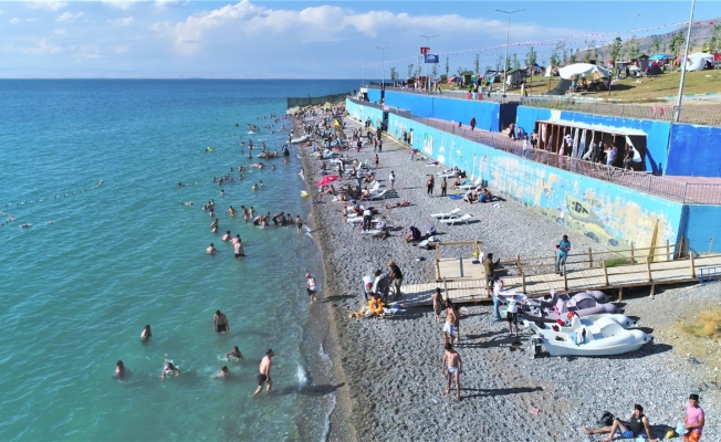 Tuşba Belediyesinin Mavi Bayraklı plajı sezonu açtı