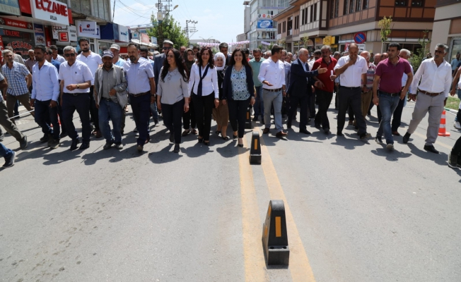 Büyükşehir Belediyesi Erciş'te 2 km Asfalt yaptı