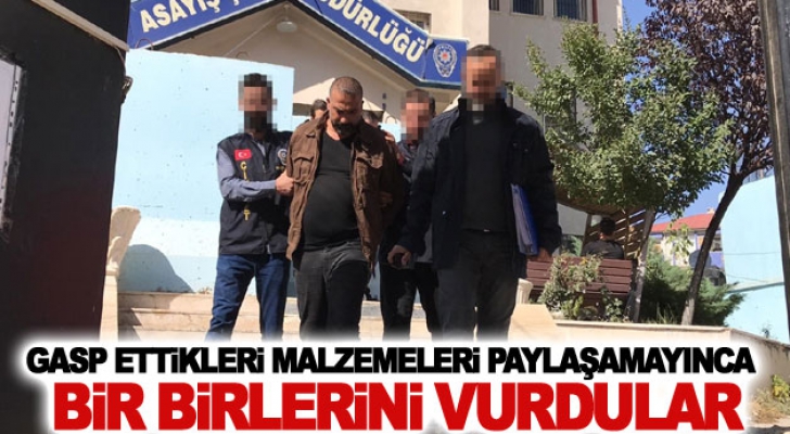 Gasp ettikleri malzemeleri paylaşamayınca bir birlerini vurdular