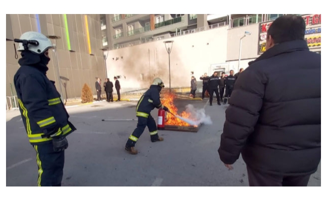 Van Büyükşehir itfaiyesinden avm personeline yangın eğitimi