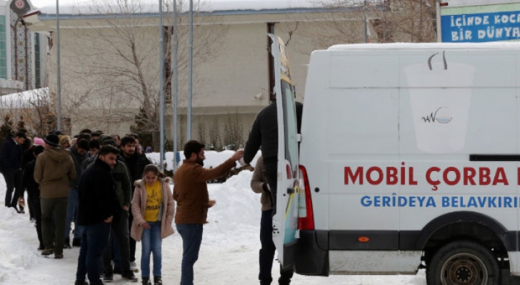 Kütüphanedeki öğrencilere sıcak çorba