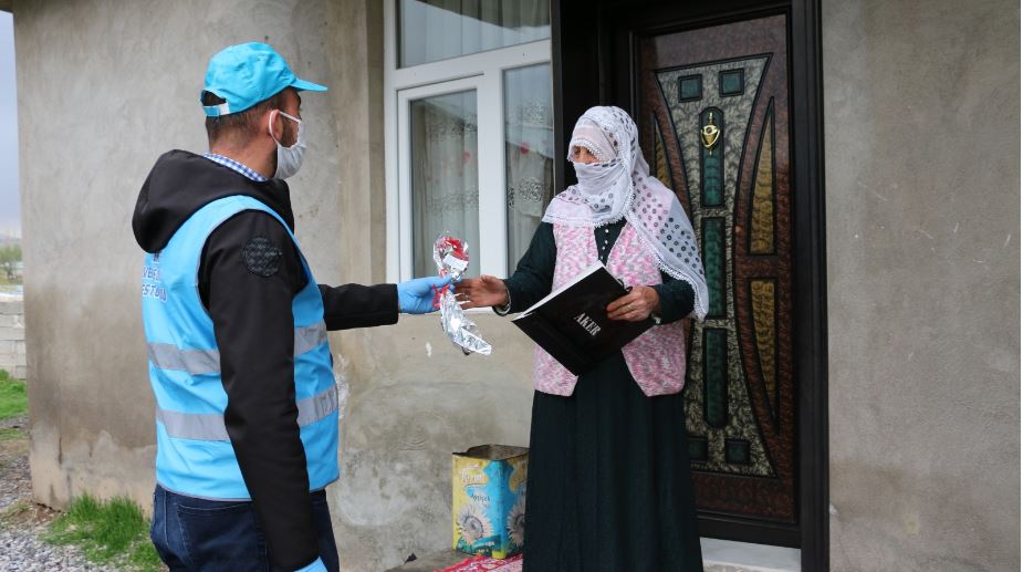 Erciş'teki 100 yaşın üstündeki annelerin Anneler Günü kutlandı