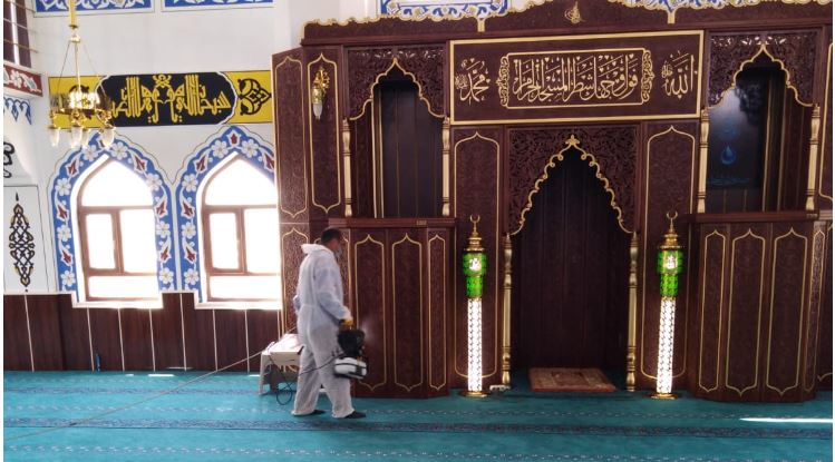 Tuşba'da camiler açılış öncesi dezenfekte ediliyor