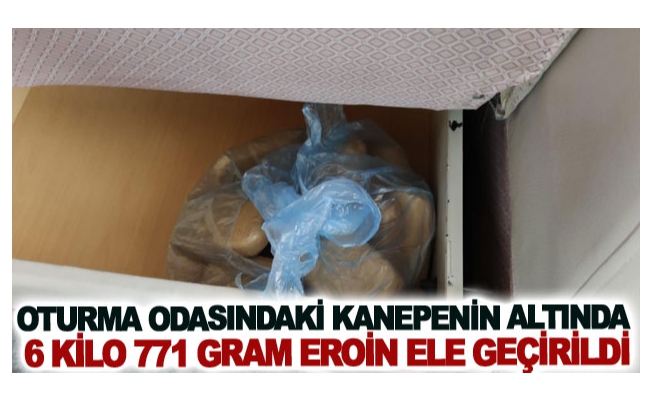 Oturma odasındaki kanepenin altında 6 kilo 771 gram eroin ele geçirildi