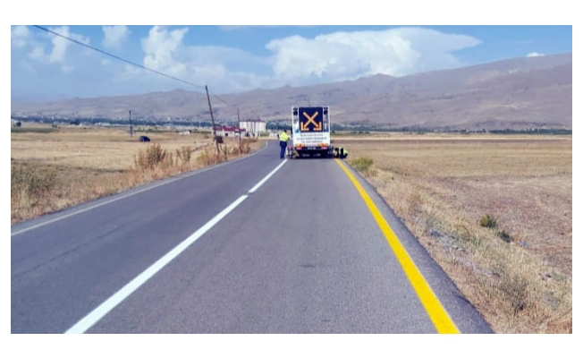 Van Büyükşehir Belediyesi yol şerit çizgi çalışmalarını sürdürüyor