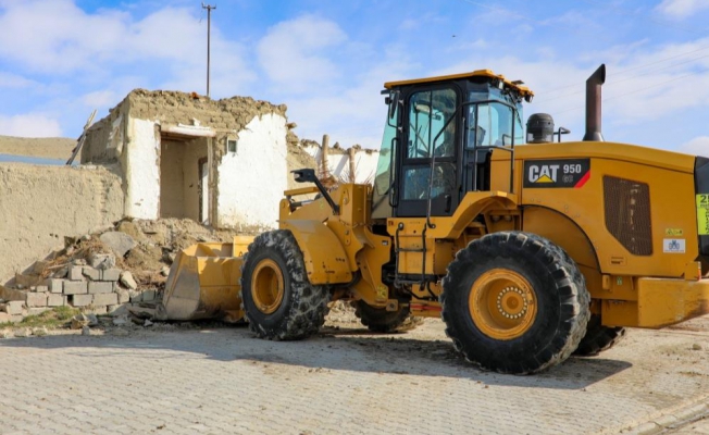 Gürpınar Belediyesi ilçedeki metruk yapıları yıkıyor