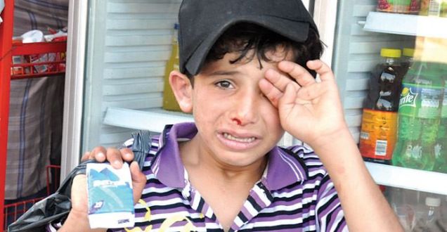 Bergüzar Korel esnaftan dayak yiyen Suriyeli çocuğa destek oldu!