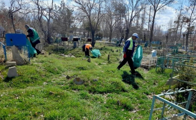 Van’daki mezarlıklarda bahar temizliği