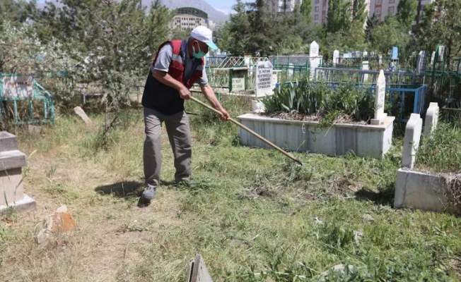 Büyükşehir Belediyesi'nden mezarlıklarda temizlik çalışması