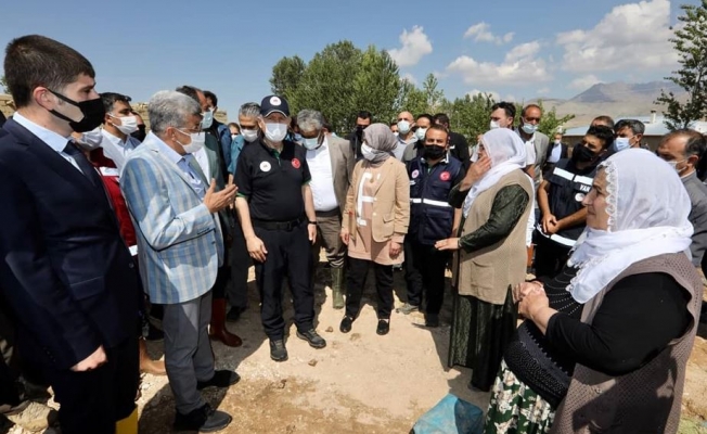 Van Valisi Bilmez sel bölgesinde vatandaşlarla görüştü