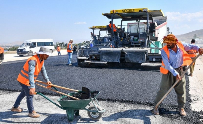 Van Çevre Yolu'nun ilk asfaltı döküldü