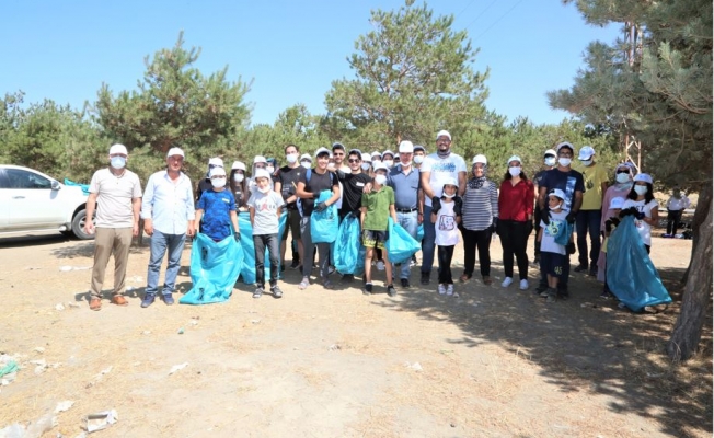 Van Özel Çam Özel Öğretim Kursu öğrencileri sahili temizledi