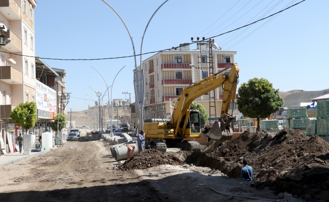 Özalp'in en işlek caddesi Büyükşehir Belediyesi tarafından yenileniyor