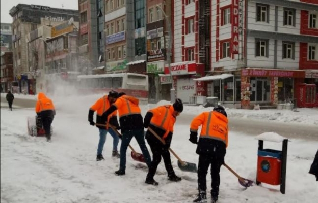 Van'da kar yağışı sonrası temizleme çalışmaları sürüyor