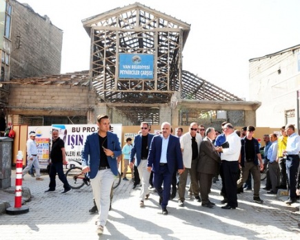Vali Zorluoğlu, Tarihi Peynirciler Çarşısı'nda incelemelerde bulundu