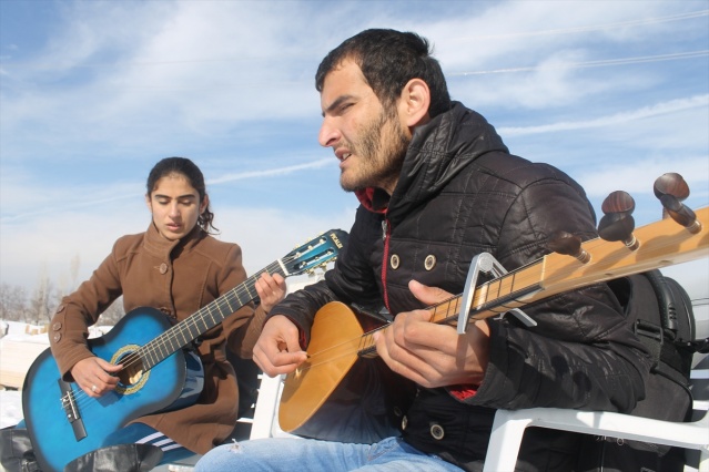 Van'daki ıraklı görme engelli kardeşlerin müzik tutkusu