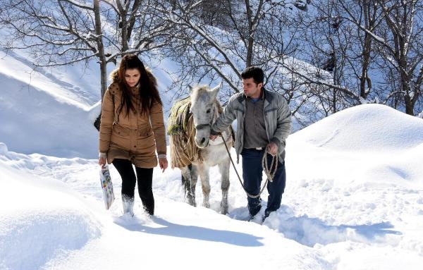 Duygu öğretmenin katırla 40 dakika zorlu ulaşımı!