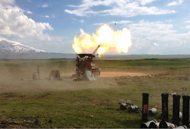 Van Erciş'te askeri birlikten ağır silahlarla tatbikat!