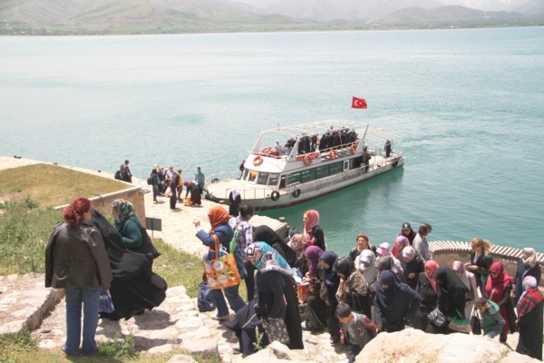 Vanlı 100 kadın ilk defa Akdamar Adasına götürüldü