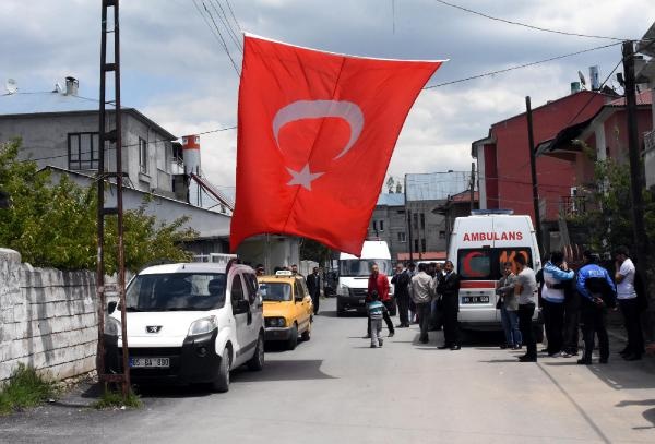 Şehit Ferhat Aslan'ın evine bayrak asıldı