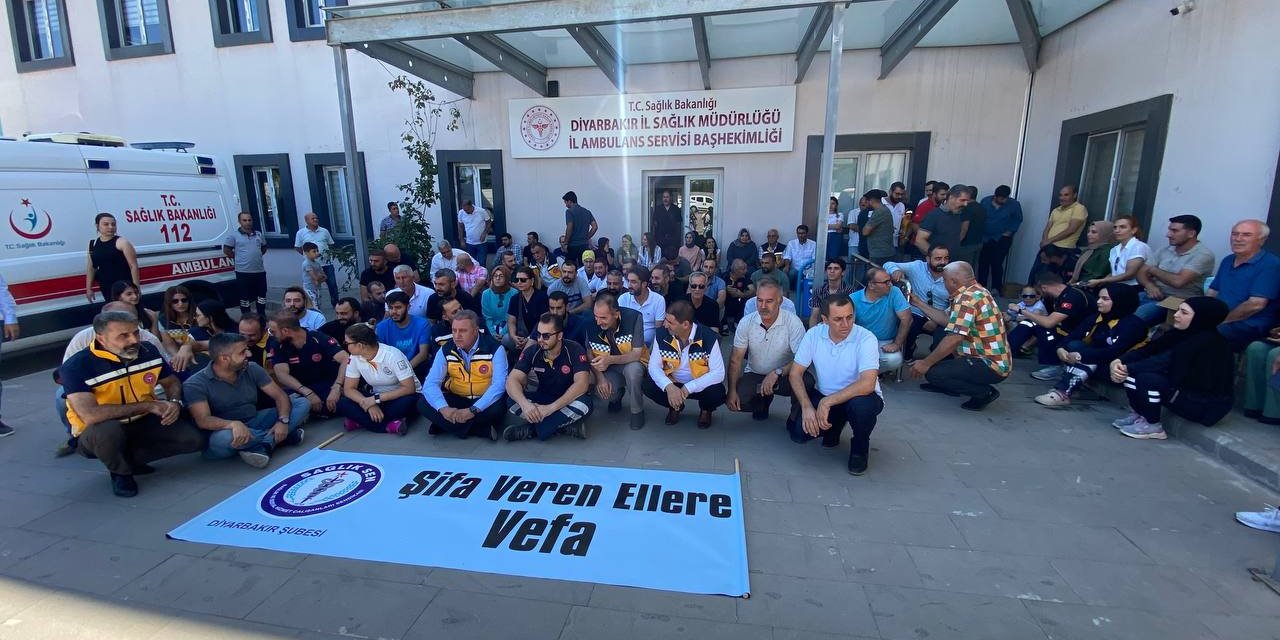 Diyarbakır’da Meslektaşları Saldırıya Uğrayan Sağlıkçılardan Oturma Eylemi