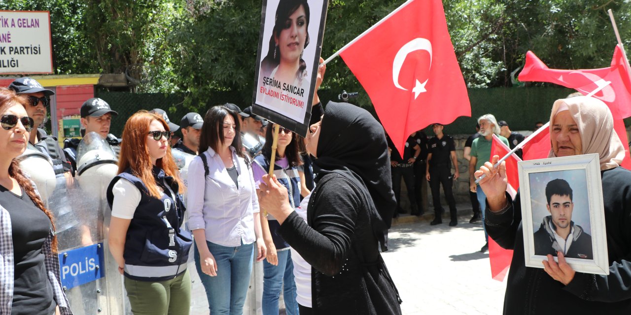 Evlat Nöbetindeki Anne: Kızım Senin Yerin Orası Değil, Gel Teslim Ol